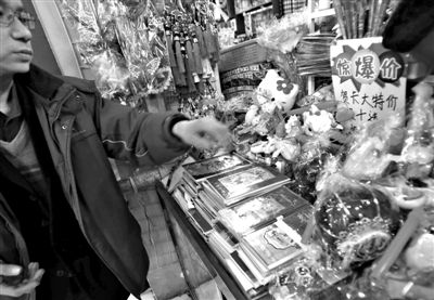 12月27日，世紀(jì)天鼎購物廣場的一位商戶表示，今年的賀卡明顯沒有前幾年好賣。新京報記者 王貴彬 攝