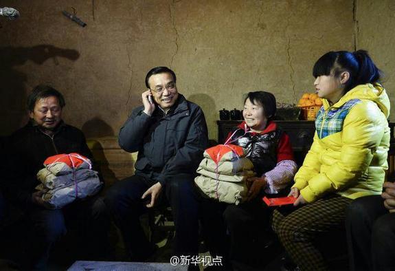 27日，李克強(qiáng)到安康旬陽金坡村看望留守兒童。