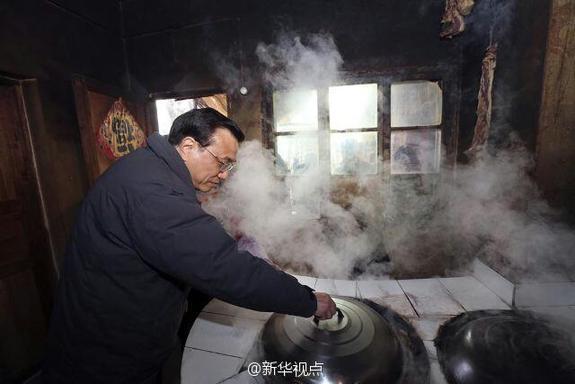 27日，李克強(qiáng)到安康旬陽金坡村看望留守兒童。