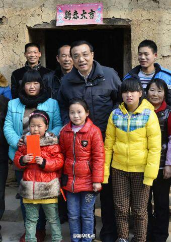 27日，李克強(qiáng)到安康旬陽金坡村看望留守兒童。