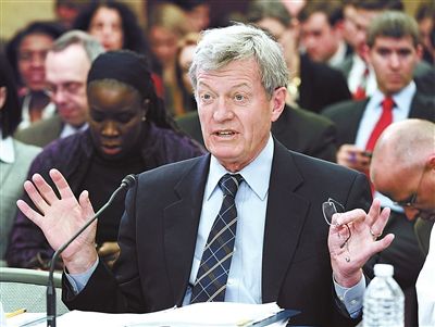 2012年2月1日，鮑卡斯在國會(huì)會(huì)議上發(fā)言供圖/IC