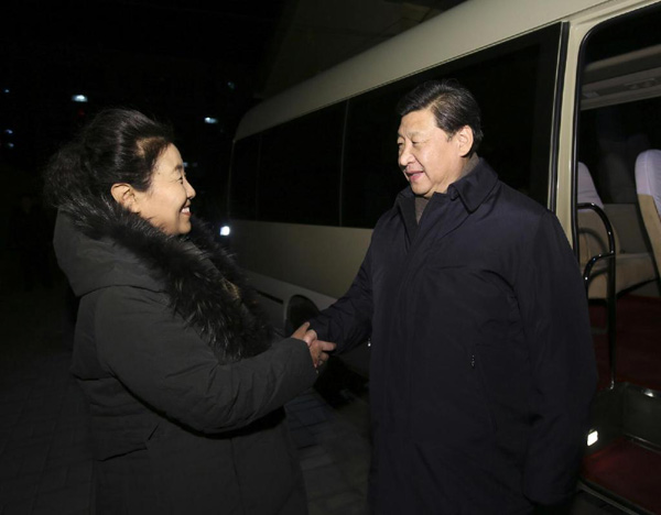 習(xí)近平27日晚看望了牛玉儒同志家屬。