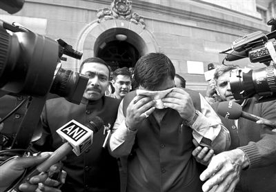 13日，印度議會下院開會時發(fā)生混亂，議員打作一團，甚至有議員噴辣椒噴霧，致使不少議員呼吸困難，倉促離