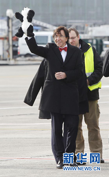 2月23日，在比利時(shí)首都布魯塞爾的國家機(jī)場(chǎng)，比利時(shí)首相迪呂波手舉熊貓玩具歡迎大熊貓“星徽”和“好好”