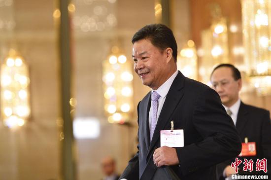 呂新華向中外媒體介紹本次大會有關情況并回答記者提問。中新社發(fā) 廖攀 攝