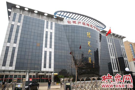 2011年4月，蘭考縣為民服務(wù)中心入住陽(yáng)光大廈，目前，共有行政職能部門39個(gè)