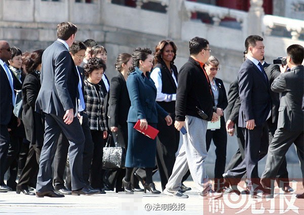 　　3月21日上午，美國總統(tǒng)夫人米歇爾參觀故宮，彭麗媛陪同。彭麗媛一身湖藍色裙裝，米歇爾黑白色職業(yè)裝