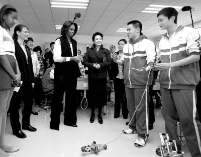 昨天上午，彭麗媛與米歇爾共同參觀北師大二附中，觀看學(xué)生們演示自己設(shè)計(jì)制作的幾何機(jī)器人。