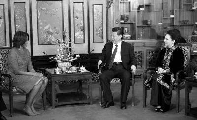 昨晚，國(guó)家主席習(xí)近平和夫人彭麗媛在北京釣魚(yú)臺(tái)國(guó)賓館會(huì)見(jiàn)美國(guó)總統(tǒng)奧巴馬夫人米歇爾。