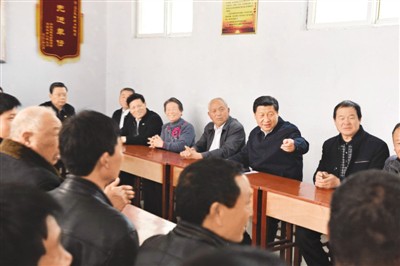 3月17日，習(xí)近平在河南省蘭考縣東壩頭鄉(xiāng)張莊村村委會(huì)與干部群眾座談，聽取意見和建議。
