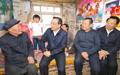 3月27日，李克強(qiáng)在內(nèi)蒙古自治區(qū)翁牛特旗橋頭鎮(zhèn)太平莊村看望貧困戶。