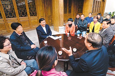 3月23日，劉云山在陜西省咸陽市禮泉縣煙霞鎮(zhèn)袁家村與基層干部群眾座談，聽取對教育實(shí)踐活動(dòng)的意見建議。