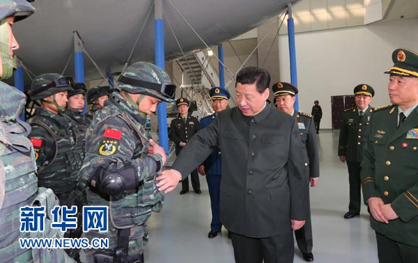 這是習(xí)近平同特戰(zhàn)隊(duì)員親切交談，詳細(xì)詢問他們的教學(xué)訓(xùn)練和生活情況。