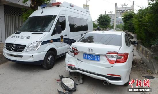  4月28日，福建省福州市閩侯縣發(fā)生一起惡性駕車撞人事件，圖為被撞車輛損毀嚴重。經(jīng)初查，該肇事男子叫林某新（漢族，37歲，福州長樂人），因婚姻問題，情緒失控，駕車從閩侯縣青口鎮(zhèn)往尚干鎮(zhèn)方向，沿奔馳大道行駛，連續(xù)撞人。中新社發(fā) 劉可耕 攝