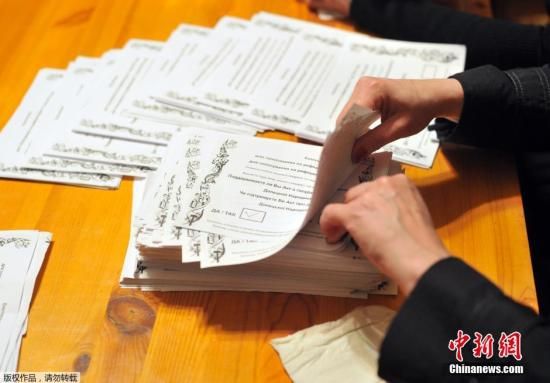 　　當?shù)貢r間2014年5月11日，烏克蘭東部地區(qū)選舉工作人員開始公投計票工作。