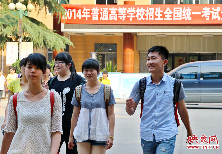 最后一門考試結(jié)束后，考生們一臉輕松的走出考場(chǎng)