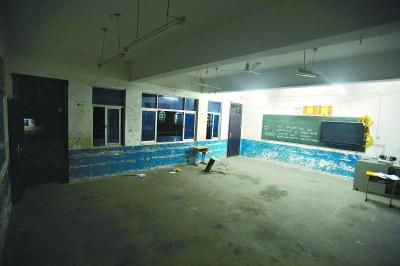 　　昨晚10時(shí)，事發(fā)教室里的書(shū)桌幾乎被搬空，一個(gè)損壞的書(shū)桌倒在地上