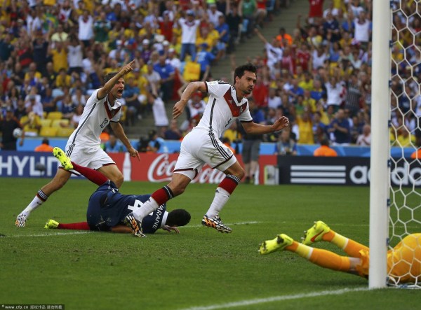 第13分鐘，胡梅爾斯頭球破門