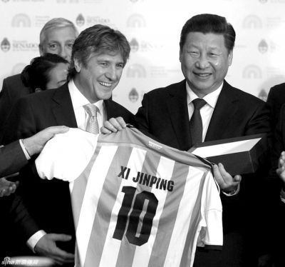 　獲贈(zèng)10號(hào)球衣。