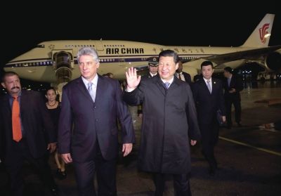 21日晚,習近平乘坐的專機抵達哈瓦那何塞·馬蒂國際機場。古巴國務委員會第一副主席兼部長會議第一副主席