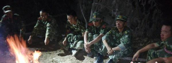 8月5日晚，受困官兵等待天亮以后的救援。