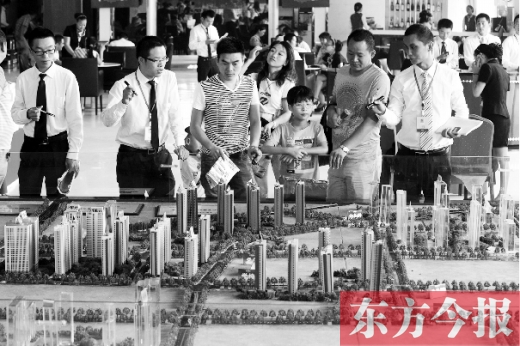 昨天上午，在鄭州市區(qū)一售樓部內(nèi)，看房的顧客比平時(shí)多了不少