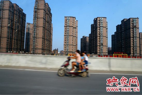 三環(huán)快速路開(kāi)通后，仍有一些電動(dòng)車違規(guī)上橋。