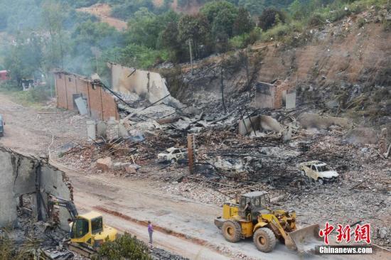 9月23日上午，花炮廠清理工作正在進行，山谷內(nèi)的廠房已被爆炸夷為平地。中新社發(fā) 楊華峰 攝