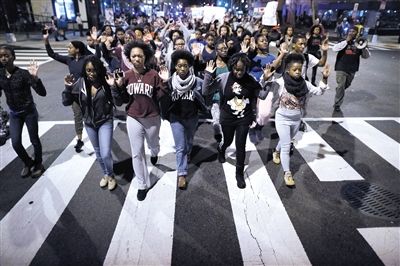 　24日，美國華盛頓，民眾在白宮前參加示威，抗議不起訴槍殺黑人青年的白人警察。