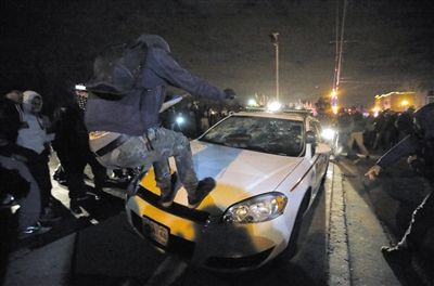 11月24日，圣路易斯市，示威者得知涉案警察被免予起訴消息后表達不滿?！? width=