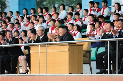 5月2日，金正恩與金與正（前排左二）一起觀看比賽。