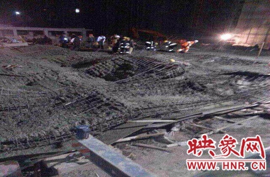 圖為事故現(xiàn)場情況，當?shù)厝罕姽﹫D。