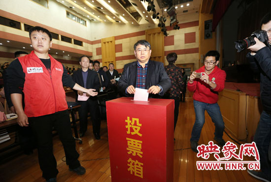 省委宣傳部副部長、省新聞出版廣電局局長朱夏炎現(xiàn)場投票