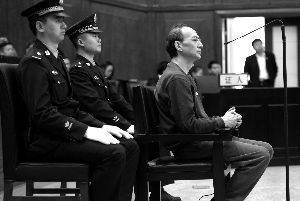 昨天，北京市二中院公開(kāi)審理了劉軍誼受賄案，現(xiàn)場(chǎng)有上百人參加旁聽(tīng)。首席攝影記者 吳寧/攝