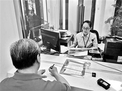 昨天，第一位行政案件立案者冀先生在立案大廳窗口前立案