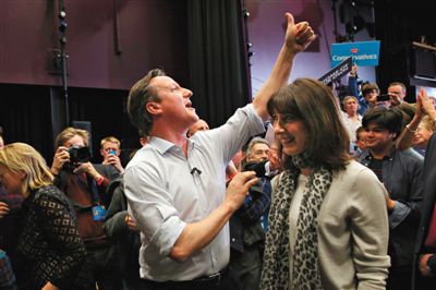 4日，英國巴斯，卡梅倫和妻子薩曼莎到一所女子學校助選。英國大選前夕，主要政黨的領袖們紛紛派妻子去拉選票。