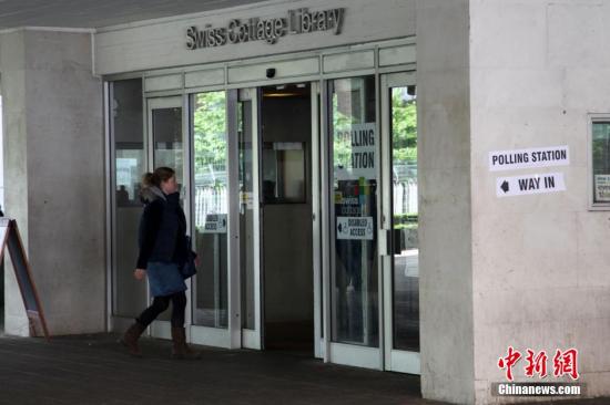 月7日，英國舉行大選，650個(gè)選區(qū)的選民前往投票站，選出代表各自選區(qū)的國會(huì)議員，贏得全國超過半數(shù)選區(qū)議席(即超過325個(gè)席位)的政黨，則獲得執(zhí)政權(quán)。圖為一名選民進(jìn)入投票站投票。<a target='_blank' ><p  align=