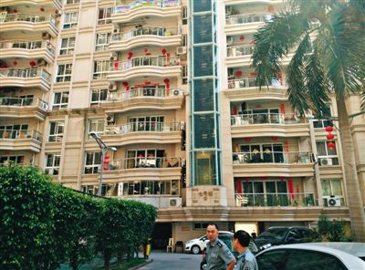 泉州鬧市區(qū)刺桐路上一小區(qū)。5月5日凌晨，泉州安監(jiān)局調(diào)研員謝清平在7號樓自殺。