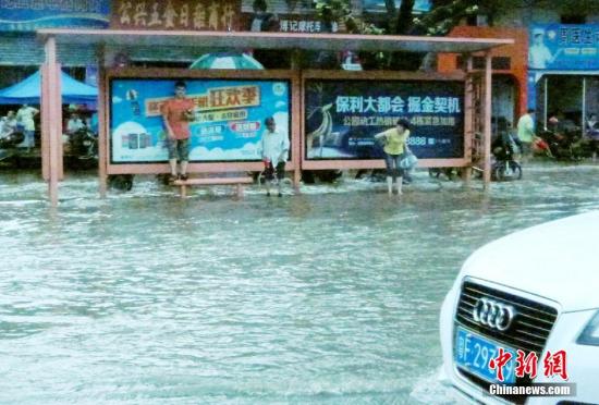 圖為暴雨持續(xù)兩小時，韶關市區(qū)又變“水城”。陳惠賢 攝
