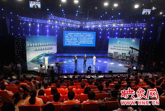 16日上午，河南電視臺1500平米演播廳內(nèi)座無虛席。