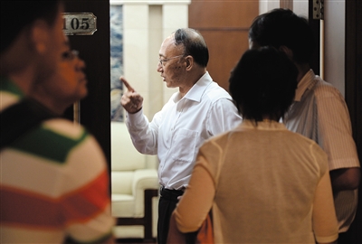 劉鵬局長走出會場。昨日的足球改革發(fā)展工作會議上，國家體育總局為中國足球“開了一扇門”。新京報記者 吳江 攝