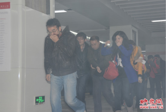 演習(xí)中，地鐵乘客從地鐵車(chē)廂中跑出。