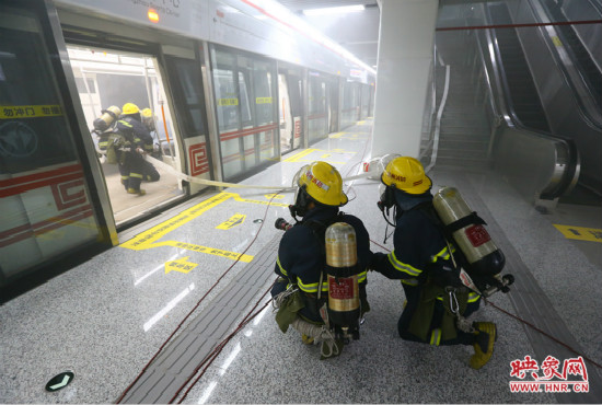 人員疏散完畢后，消防隊(duì)員開(kāi)始滅火