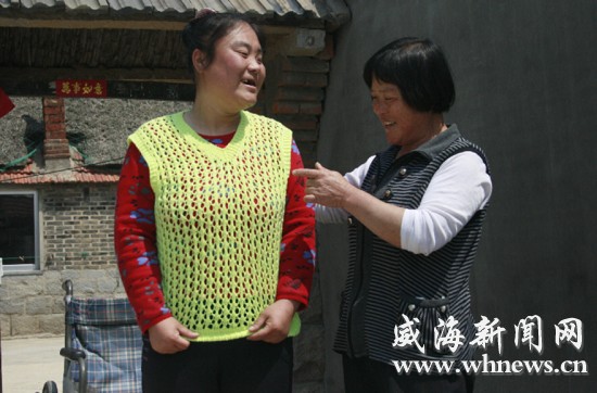 王炳鳳正在陪女兒鍛煉。記者 李偉 攝