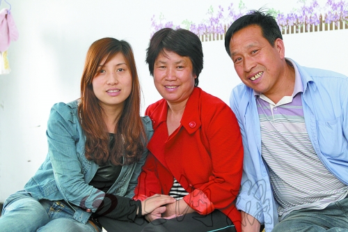 牛松玲（圖中）、郭新成夫妻和女兒