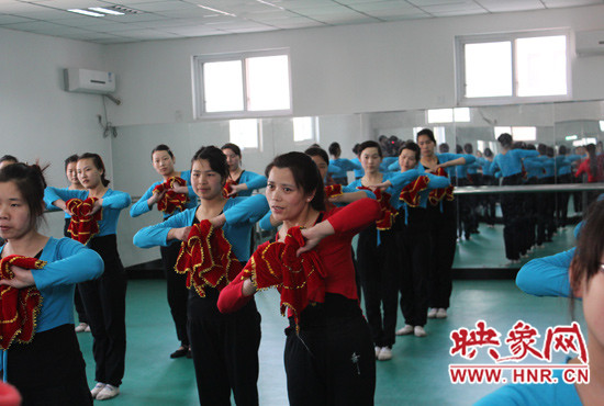 舞蹈室里，張巧英正在糾正學(xué)生的舞蹈動(dòng)作