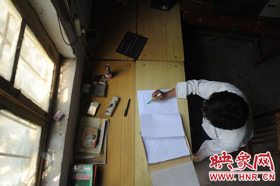 圖為王格現(xiàn)在審閱文件。