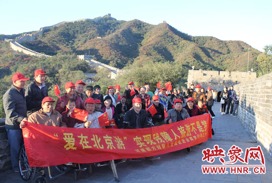 旅游對(duì)于殘疾人朋友來(lái)說(shuō)比正常人要困難許多，2011年，劉小琴帶領(lǐng)殘障朋友登上了長(zhǎng)城。