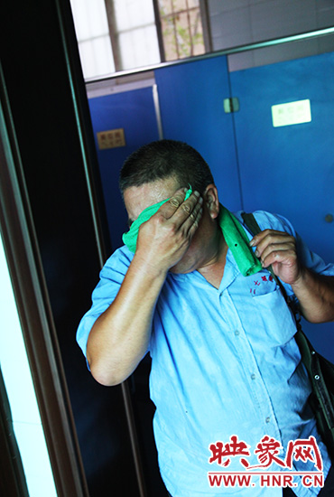 修好設(shè)施，從廁所內(nèi)出來時(shí)江學(xué)銅已滿頭大汗