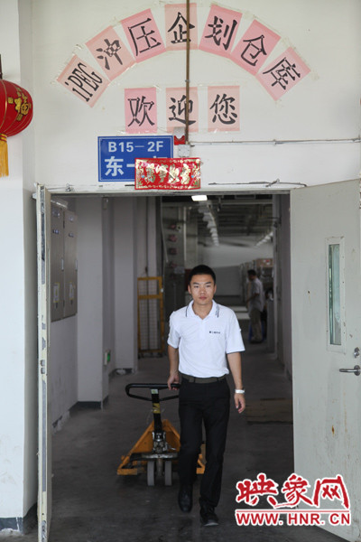 深入生產(chǎn)一線，真實體驗工友的生產(chǎn)環(huán)境